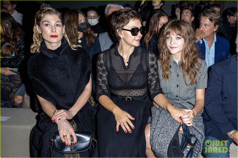 Maggie Gyllenhaal & 15-Year-Old Daughter Ramona Sarsgaard Sit Front Row ...