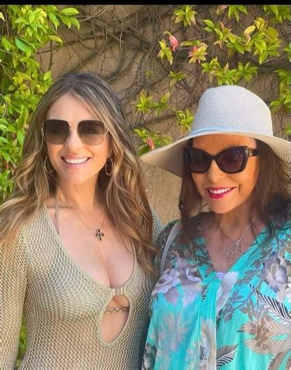 Elizabeth Hurley Impressiona Em Biqu Ni Ao Lado De Joan Collins Para Um