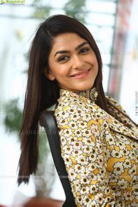 Actress Mrunal Thakur Stills at Sita Ramam Movie Interview, HD Photo ...