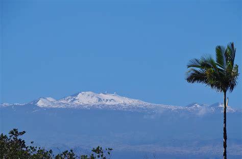 Snow-topped Mauna Kea this afternoon : r/Hawaii