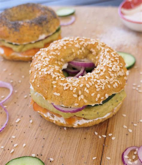 Pains Bagel Sans Gluten au Saumon Fumé et Sauce Crémeuse à lAvocat