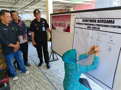 Camat Kusan Hilir Tanda Tangani Komitmen Bersama Percepatan Penurunan