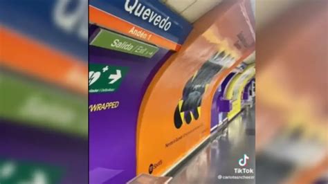 Quédate en la parada de metro de Quevedo la original publicidad que