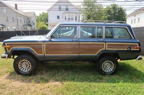 1988 Jeep Grand Wagoneer Woody! 5.9L V8, 4inch lift, 31in tires, updated radio!