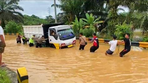 Puluhan Kendaraan Mogok Saat Nekat Terobos Banjir Di Jalan Lintas