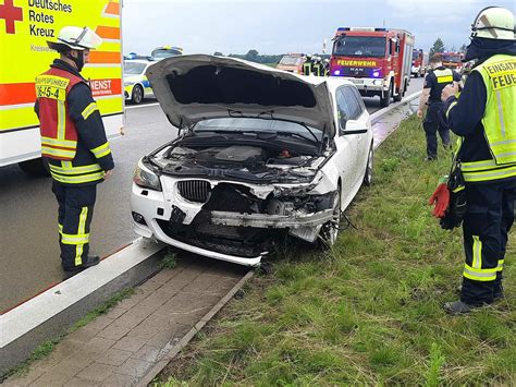 Vermutlich Wegen Aquaplaning Bmw Fahrer Kracht Auf Der A Bei