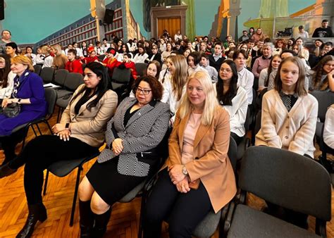 Ni Os De Mosc Rinden Homenaje Al Pr Ncipe De Las Letras Castellanas