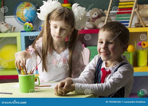 El Drenaje De Los Preescolares Y Engancha A Escuela Foto De Archivo