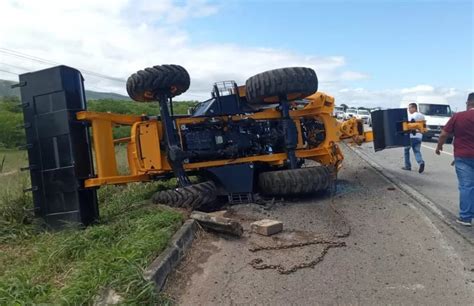 Motorista Morre Ap S Perder Controle De Caminh O E Ve Culo Tombar Na Br