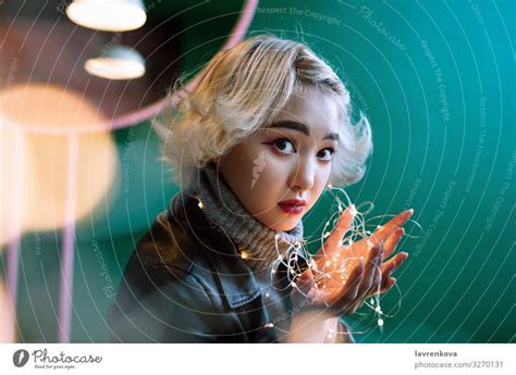 Blonde Asiatische Junge Frau Mit Lichterkette Ein Lizenzfreies Stock Foto Von Photocase