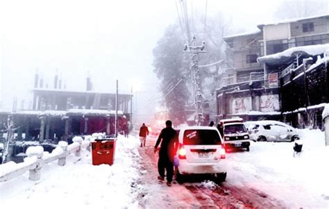 Tourists throng Murree after heavy snowfall - Pakistan Observer