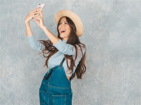 Retrato De Mujer Joven Alegre Tomando Foto Selfie Con Inspiraci N Y