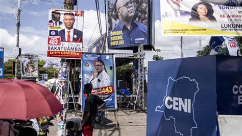 Élections en RDC à Kinshasa des jeunes qui suivent la campagne du