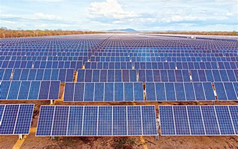 Uma usina solar no Brasil usa pela primeira vez aço especial para a