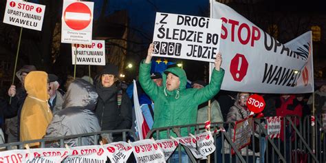 Kraków Protest pod Wawelem Demonstranci czekali na Jarosława Kaczyńskiego