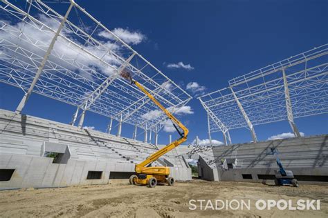 Metalowa konstrukcja dachu na Stadionie Opolskim już prawie w komplecie