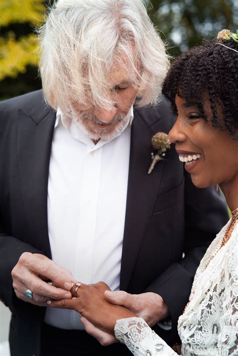 Roger Waters Qui N Es Kamilah Chavis La Nueva Esposa Del Fundador De