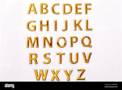 Conjunto De Letras Brillantes Doradas Aisladas Sobre Fondo Blanco