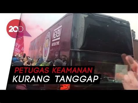 Guardiola Sesalkan Insiden Pelemparan Botol Ke Bus City YouTube