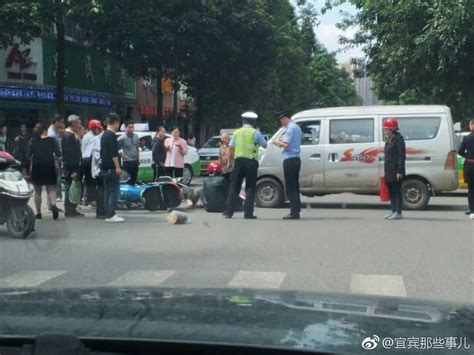 长宁这个路口又发车祸，一摩托车与面包车相撞摩托车长宁面包车新浪新闻