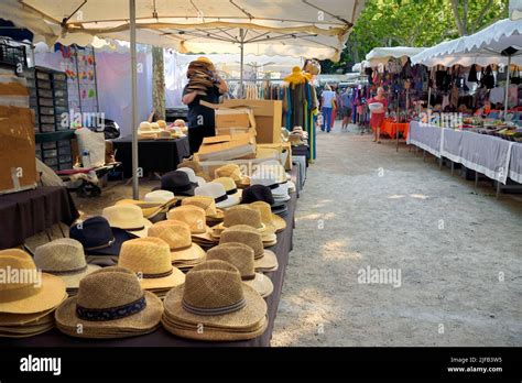 Frankreich Var Saint Tropez Place des Lices Terrasse mit Cafés und