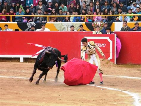 Tauromaquias Esaú Fernández Indulta Y Sale A Hombros Con Robleño En