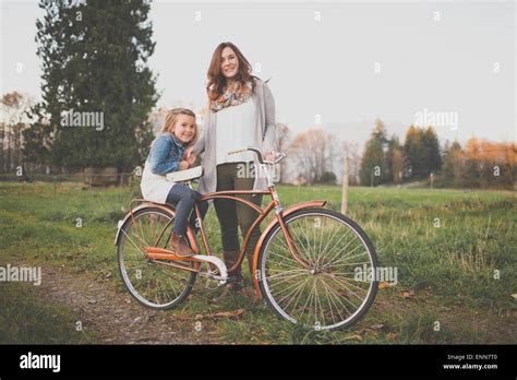 Une M Re Et Sa Fille Posent Avec Une Ancienne Location Photo Stock Alamy