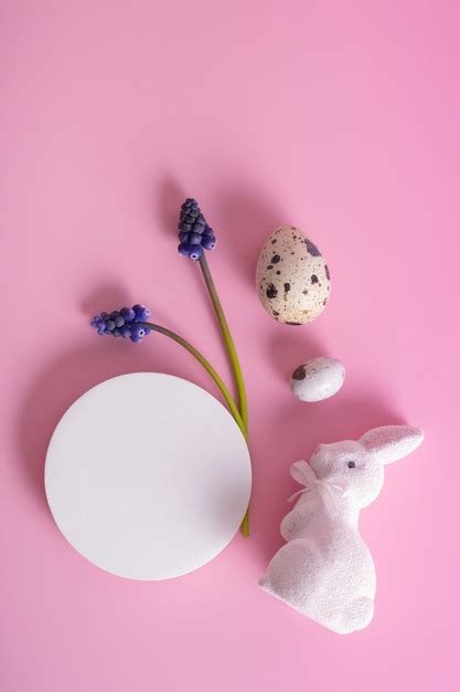 Podium o plataforma vacío y conejo blanco con huevos símbolo de Pascua