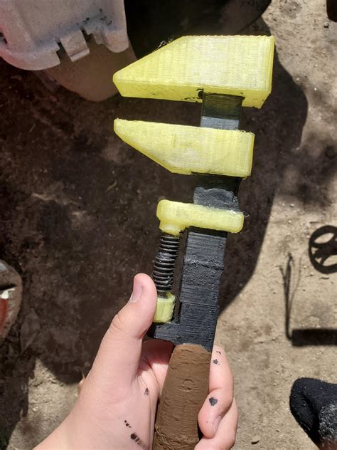 Australium wrench vs golden wrench : r/tf2