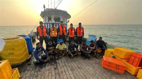 Dramatic Rescue Coast Guard Saves Boaters Adrift On Water Cooler What