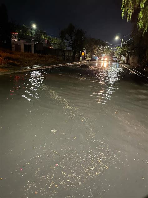 Colapsa drenaje en la colonia Vicente Suárez por fuerte lluvia en la