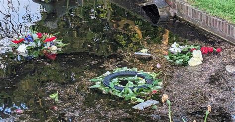 Kransen In Water Gesmeten Na Dodenherdenking In Rijswijk