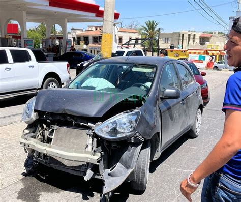 Auto Queda Con Su Frente Destrozado Tras Chocar Contra Camioneta