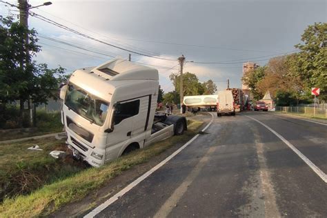 Accident Ntre Gala I I Tecuci Se Circul Pe O Singur Band Foto