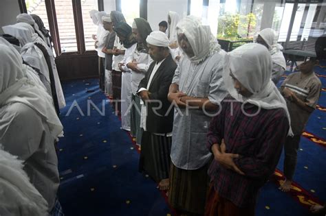 Shalat Idul Fitri Jamaah Tarekat Naqsabandiyah Antara Foto