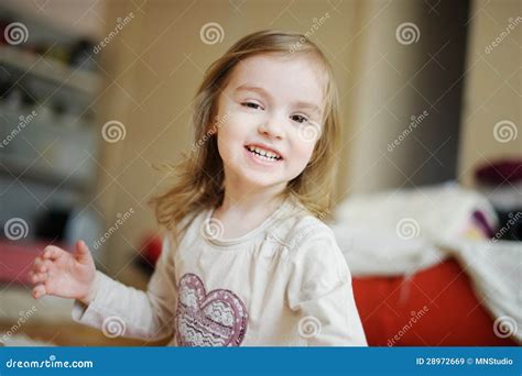 Rire Adorable De Petite Fille Image Stock Image Du Coiffure Seul