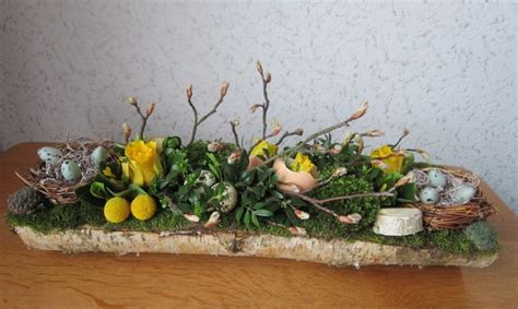 Paasstukje Op Schors Easter Flower Arrangements Easter Centerpieces