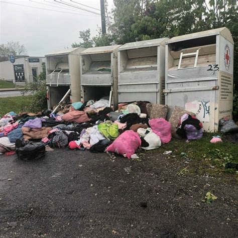 Zniszczone I Przepe Nione Kontenery Na Odzie U Ywan W Orach Miasto