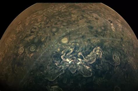 Nasas Juno Spacecraft Snaps Stunning Photo Of Mysterious Haze Over