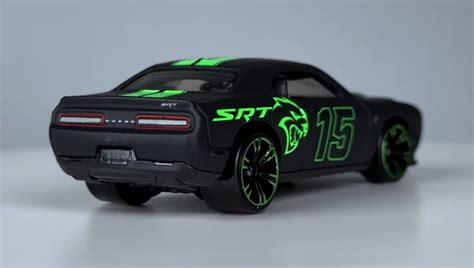 Hot Wheels Dodge Challenger Srt Hellcat Neon Speeders Hlh Hrw