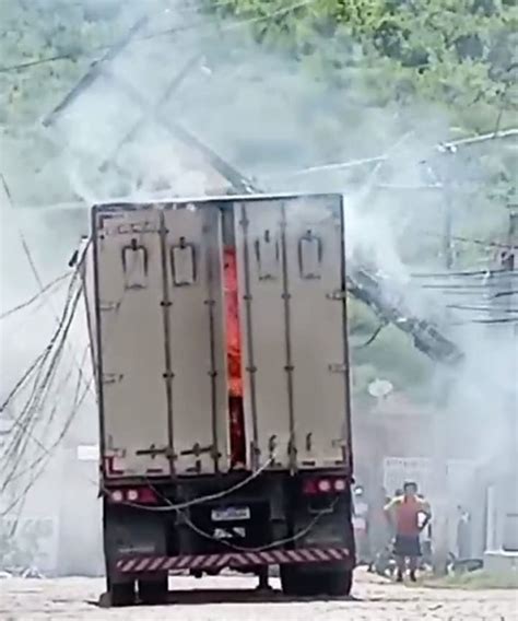 Carreta atinge fiação elétrica derruba poste e pega fogo em Porto da