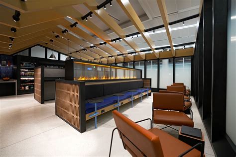 united airlines opens   grab   lounge  denver  time