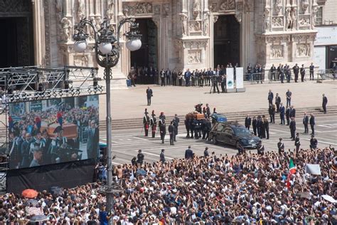 L Addio A Silvio Berlusconi Nel Duomo Di Milano