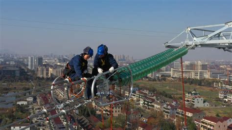 巾帼不让须眉 武大女硕士百米高空“走钢丝”跨越京杭运河凤凰网