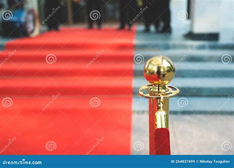 Alfombra Roja Con Cuerdas Y Barreras Doradas En Una Entrada De Fiesta