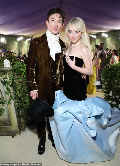 Sabrina Carpenter Y Su Novio Barry Keoghan Hacen Una Rara Aparición Pública Para Una Cita