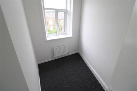 bedroom property  fartown green road huddersfield