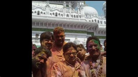 Holi Hindus Muslims Toplay Holi With Gulal Roses At Dewa Sharif