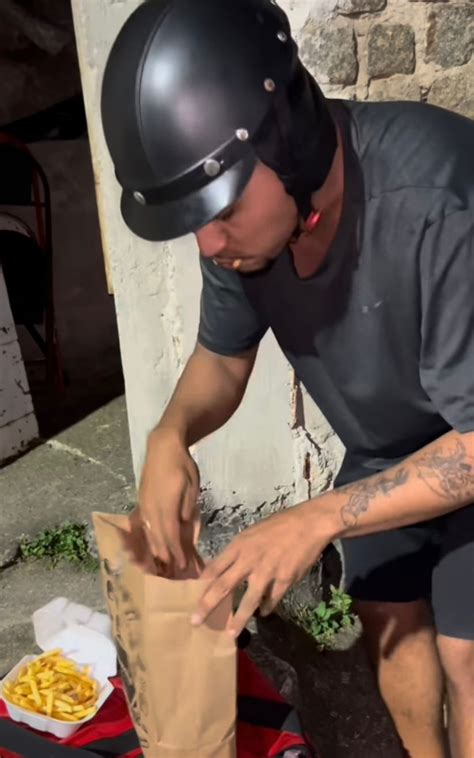 Entregador Viraliza Ao Comer Lanche De Clientes Que Se Recusam A Buscar