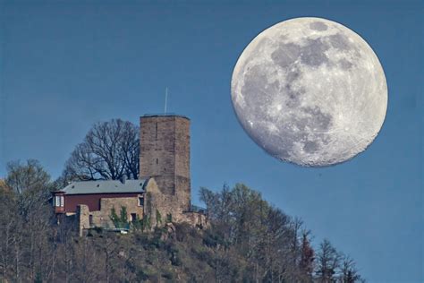 Plan Mond mit 1500mm und Vordergrundmotiv während der blauen Stunde